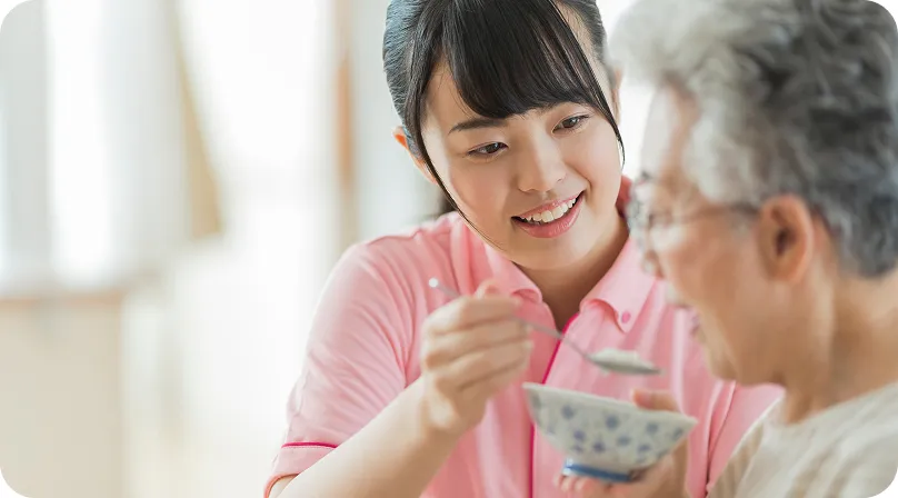 健康状態のチェック・食事の介助 <br><span>「ではまた夕方お伺いいたします」</span>